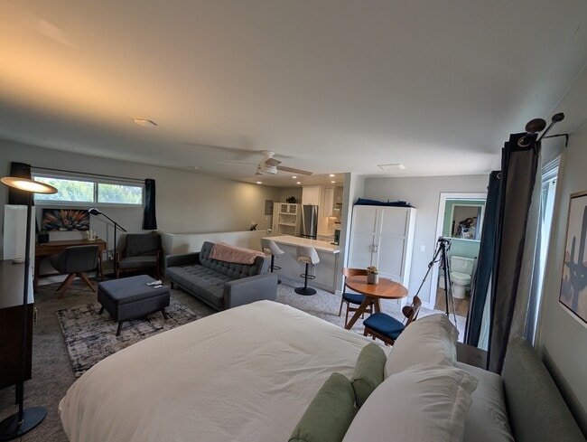 Foto del edificio - 8274 Beaver Lake Dr