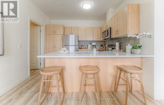 Photo du bâtiment - 301-301 Westmount Rd W