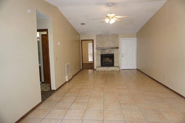 Foto del edificio - 2 bedroom/ 2 bath Single Story Townhome