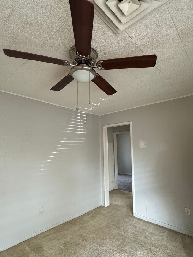 Building Photo - 2 bedroom, 1 bath ready to call home TODAY!