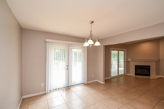 Foto del edificio - 1509 Maple Leaf Ln