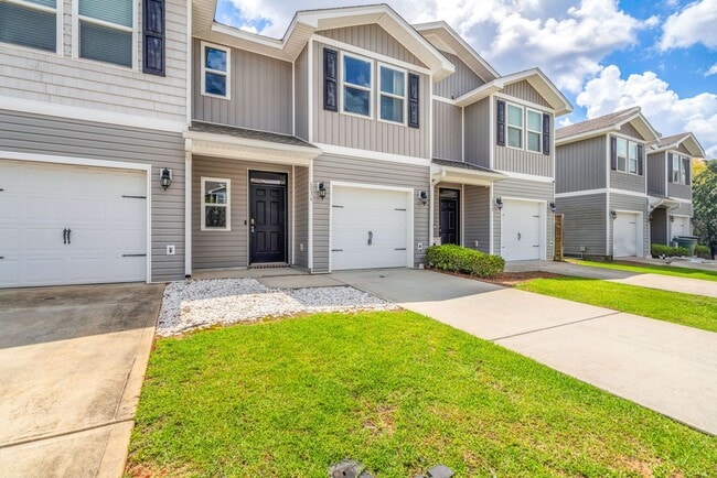 Building Photo - Newer 3 Bed/2.5 Bath Townhome with Modern ...