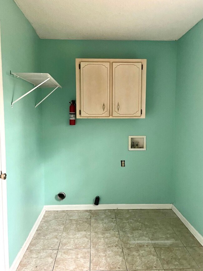 Building Photo - FALL MOVE-IN SPECIAL: 50% OFF 1st FULL MON...