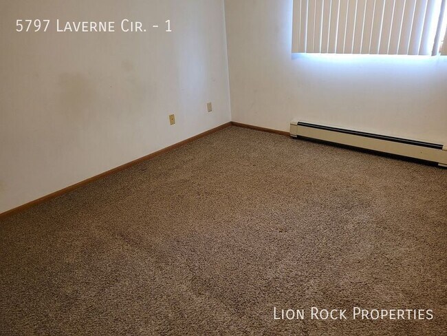 Foto del edificio - 5797 Laverne Cir N