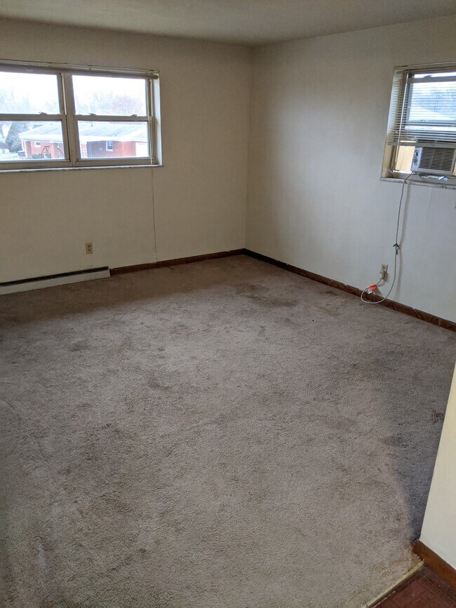 livingroom - 15 Ohio Ave #4 Apartments