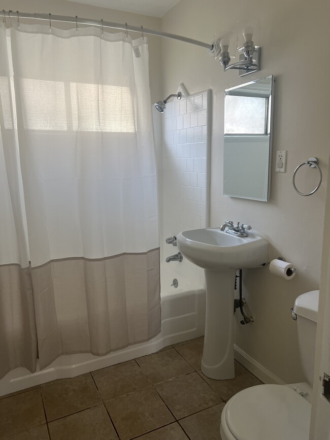 Building Photo - 702 N Catalina St