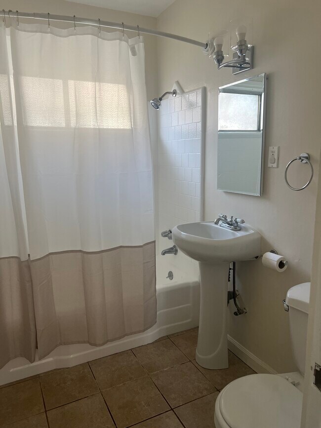 Foto del edificio - 702 N Catalina St