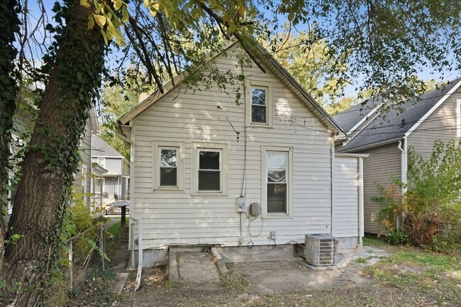 Building Photo - 3-Bed, 2-Bath Home with Large Kitchen & De...