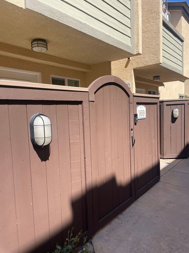 Building Photo - 2 Bedroom, 2 Bath Upgraded Condo in Claire...