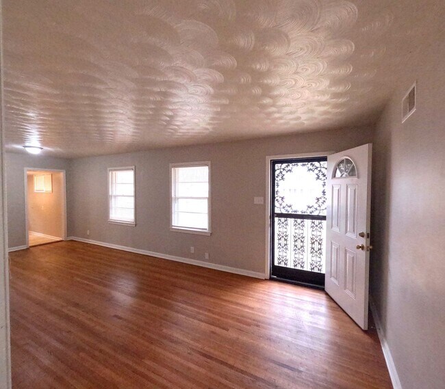 Foto del edificio - Renovated 4 Bed 1 Bath