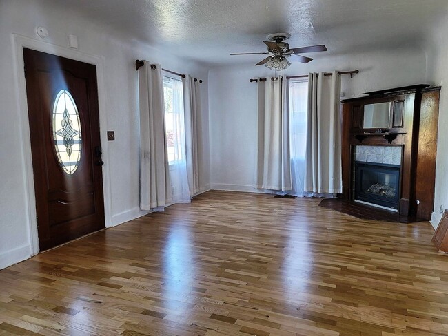 Building Photo - Charming 4 Bedroom Home in Convenient Brem...