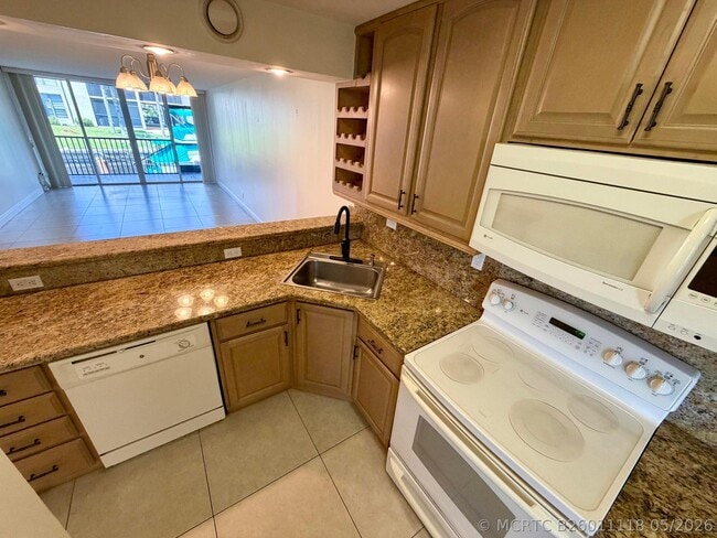 Building Photo - 6 Royal Palm Way