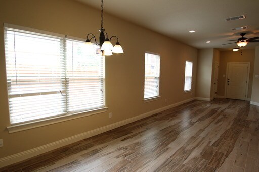 Building Photo - Stunning Benbrook 3B/2.5B Townhome ((Stain...