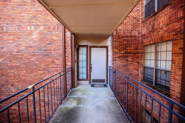 Building Photo - 2 Bedroom, 2 Bath Condo
