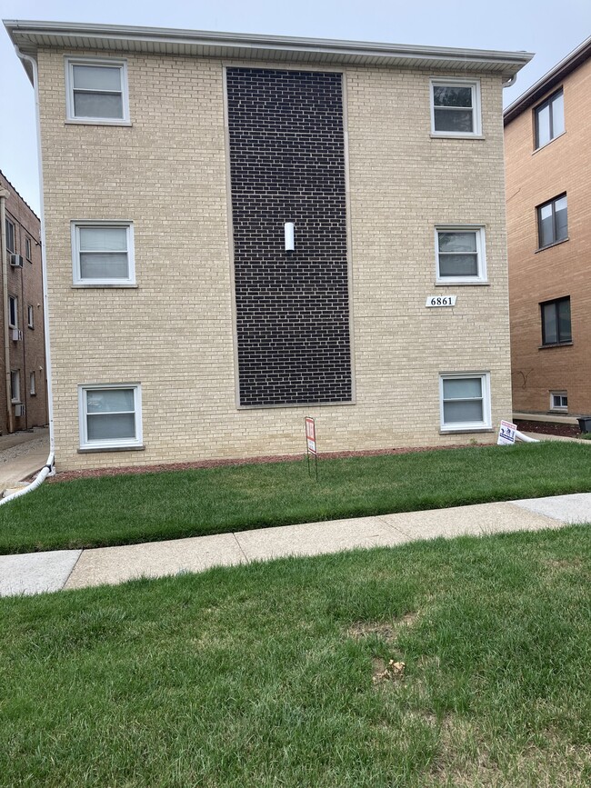 Building Photo - 6861 N Overhill Ave