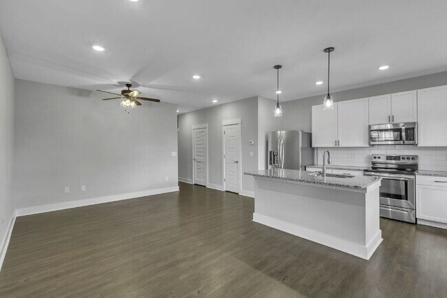 Building Photo - Charming 3-Bedroom Townhouse Retreat in Travelers Rest