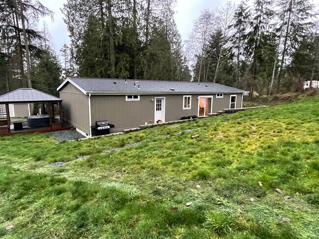 Foto del edificio - ***PENDING APPLICATION***Beautiful Home with Plenty of Land!