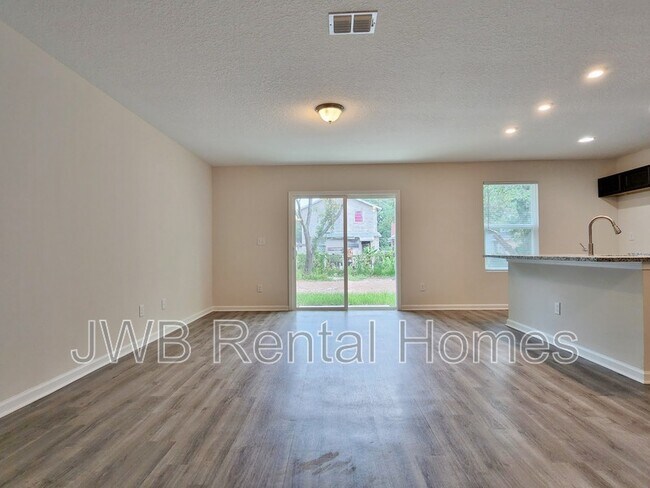 Foto del edificio - 1331 6th St W
