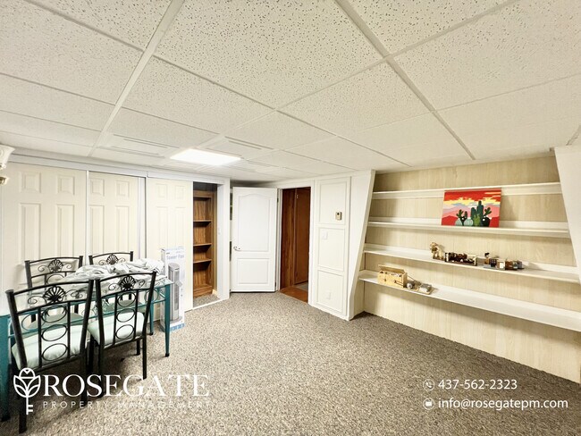 Photo du bâtiment - Spacious 4-Bedroom Home with Balcony & Par...