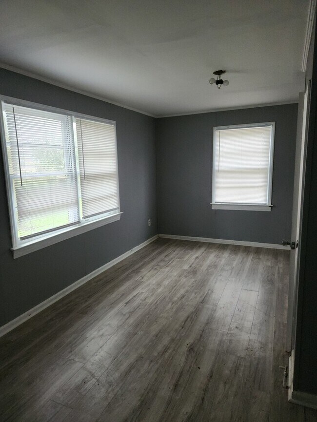Building Photo - Spacious Ranch Home