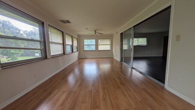 Sala de estar acristalada - 701 Edgecliff St