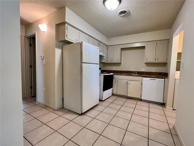 Building Photo - 2308 N Raven Ln