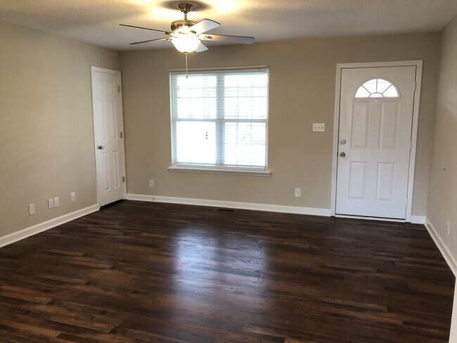 Building Photo - 3 Bedroom Pet Friendly Home For Rent!