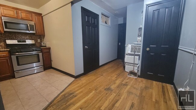 Foto del edificio - BUDGET FRIENDLY ROOM FOR RENT IN EAST NEW ...