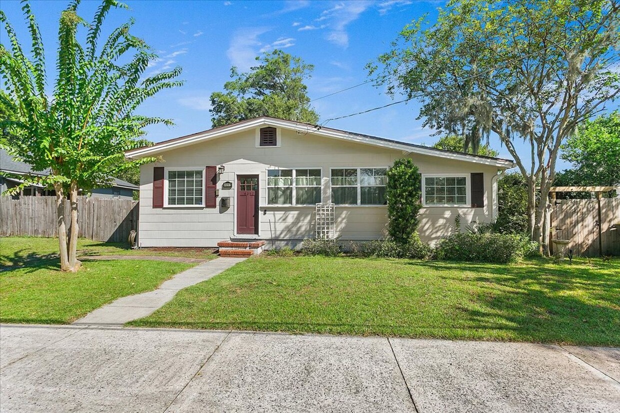 Primary Photo - Renovated bungalow in Avondale for rent!