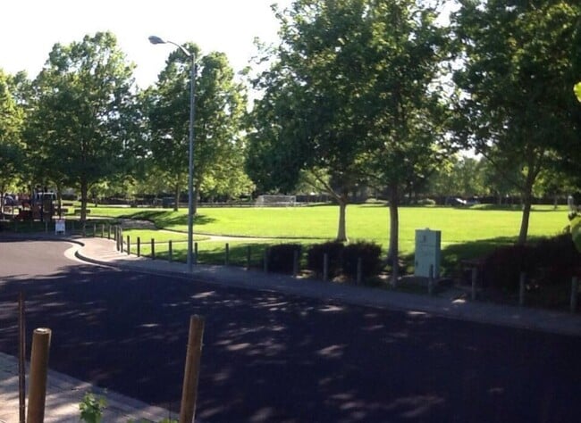 Building Photo - 904 Bond Pl