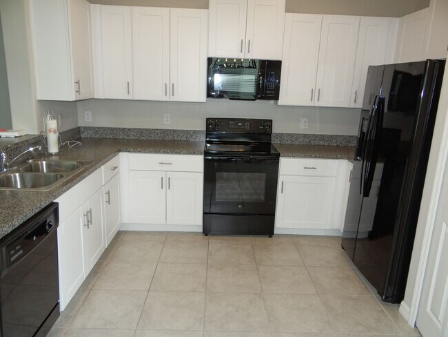 Building Photo - Spacious 2 bed, 2.5 bath, 1 car garage tow...