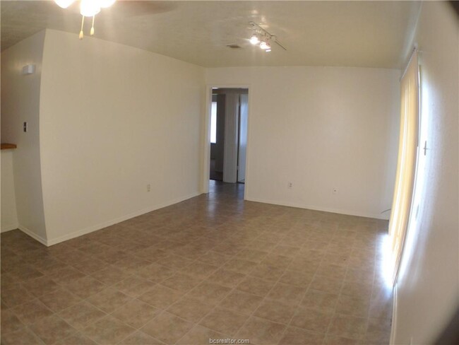Building Photo - 2702 Sprucewood St
