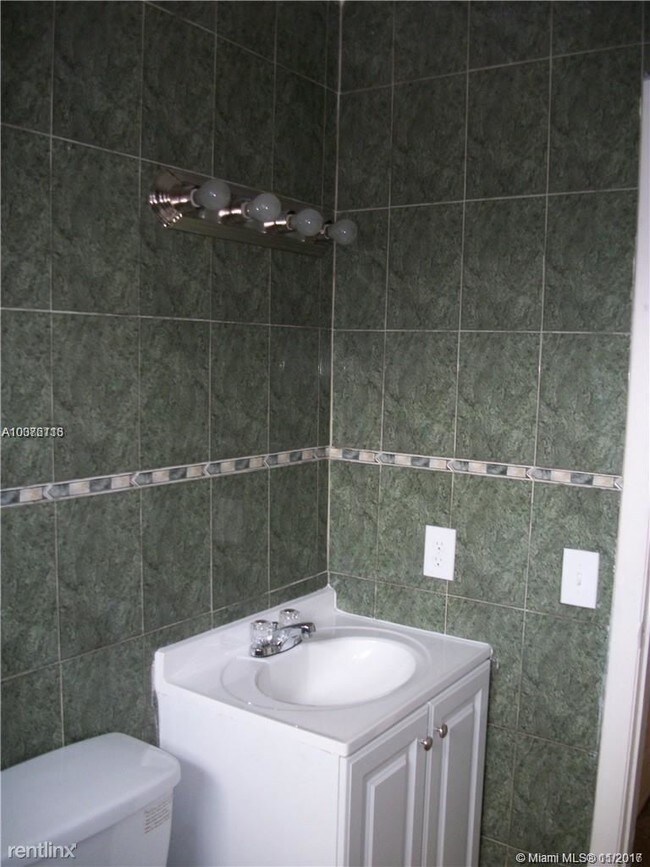 Building Photo - 3 br, 2 bath Duplex - 2325 Scott St
