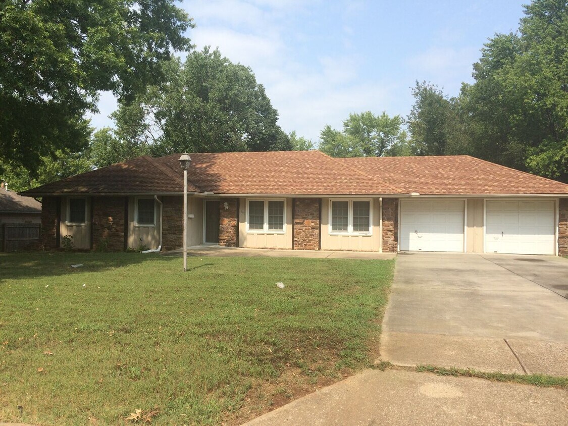 Foto principal - Perfect Location - Kickapoo High School - ...