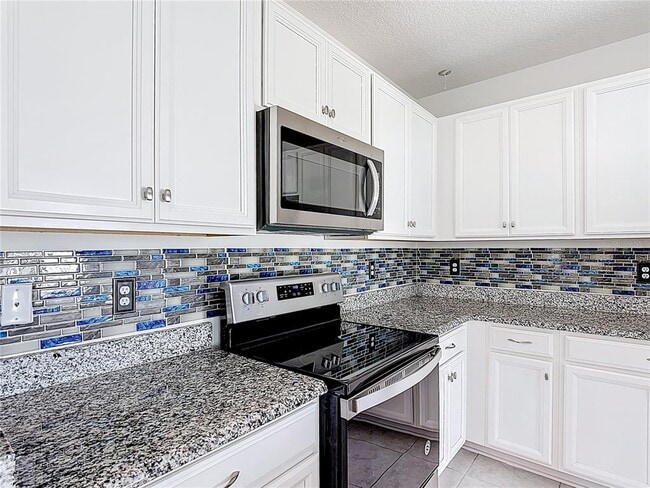 Building Photo - 450 Taft Dr