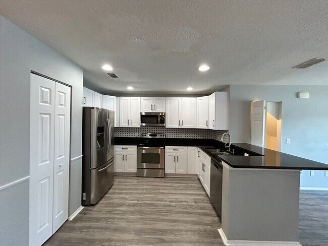 Building Photo - Move-in Special on Lake View 3bed/2.5bath Townhome in Sanford FL!!