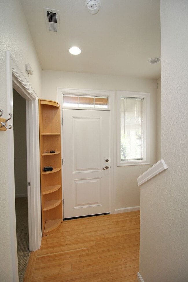 Building Photo - 3 Bed, 3.5 Bath Townhouse w/Garage & Irvin...