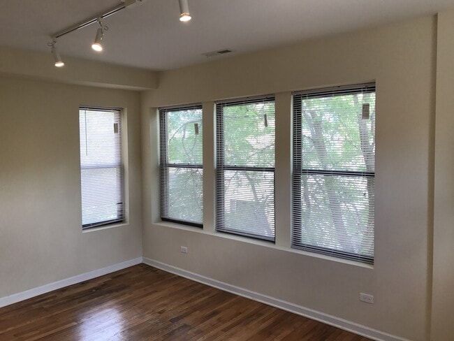 Building Photo - 4746 N Sacramento Ave