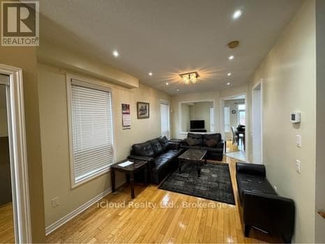 Building Photo - 866 Khan Crescent