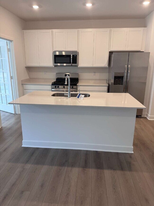 Foto del edificio - "Chic & Spacious 3-Bed Condo with Granite Elegance in Fishers!"