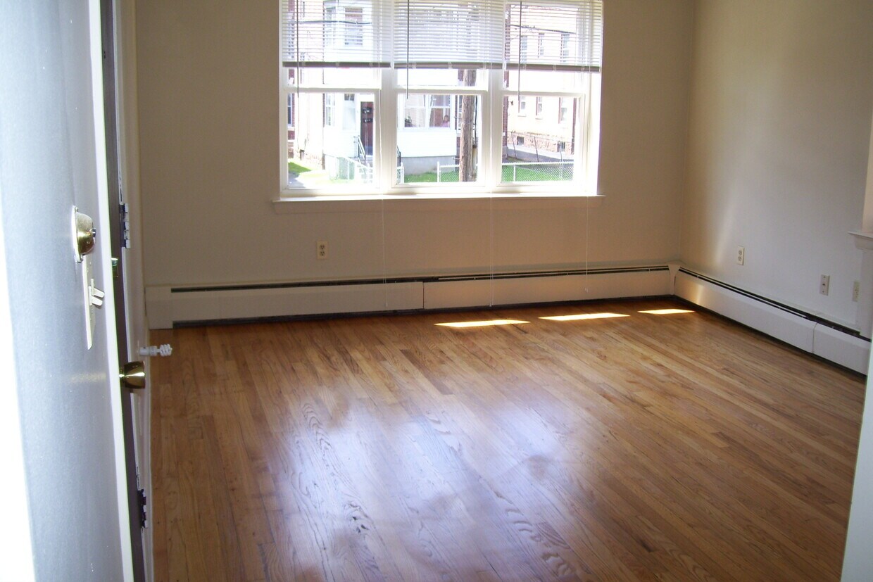 44 Standish St, Hartford, CT 06114 Apartments in Hartford, CT