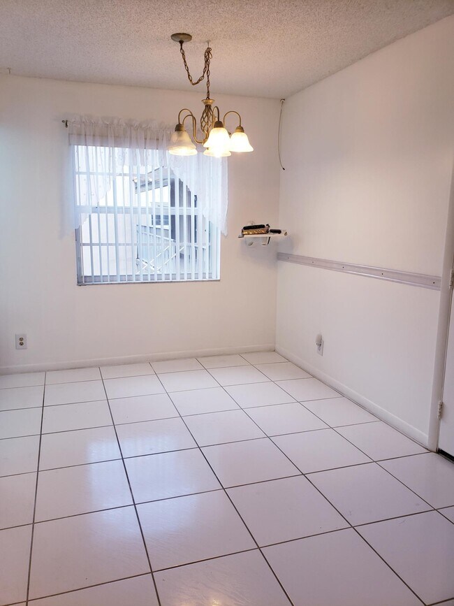 Building Photo - 707 Burgundy L