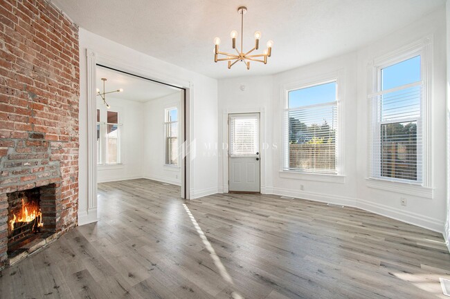 Building Photo - Beautifully Updated Duplex!