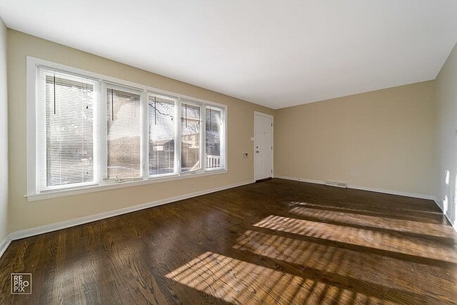 Building Photo - Located in Chicago’s desirable Mount Greenwood neighborhood