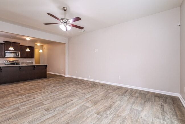 Building Photo - 559 Green Willow Cir