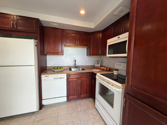 Building Photo - 3000 N Palm Aire Dr