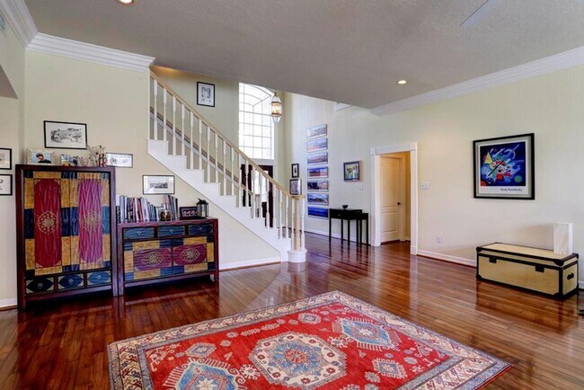 Foto del edificio - Spacious 5-Bedroom Lakeview Home with Pool...