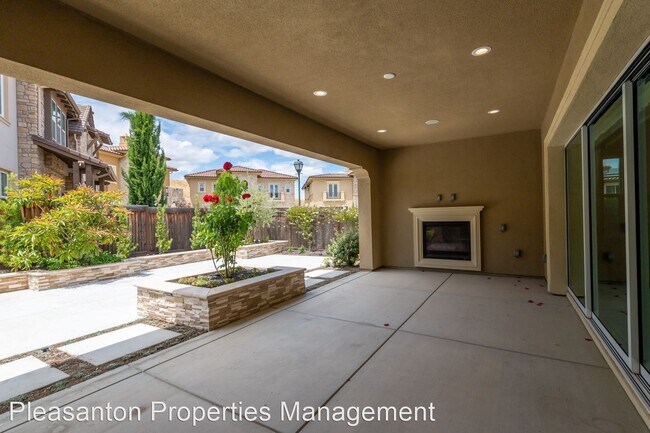 Building Photo - 6 br, 6.5 bath House - 3013 Drysdale St.