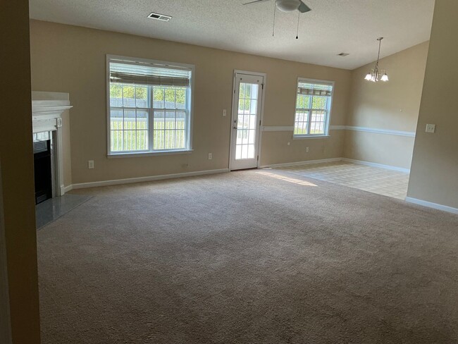 Foto del edificio - Spacious 3 bedroom 2 bath home! Walk in closet! Galley Kitchen! Open floor plan! Fenced in back y...