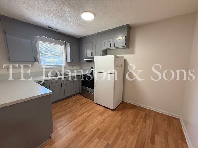 Building Photo - 1506 Oakshire-Water Included